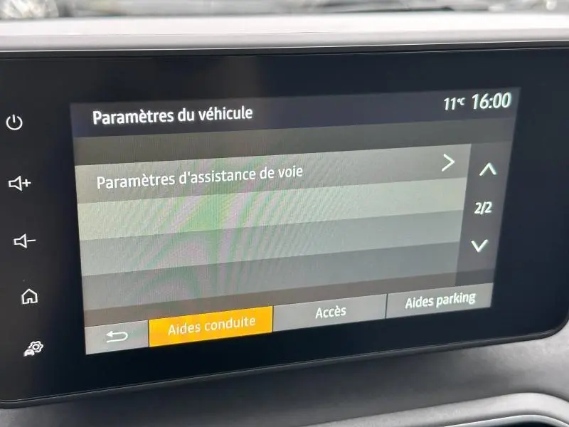 Écran tactile central de la Dacia Jogger 2024 affichant les paramètres d'assistance de voie, intérieur gris.