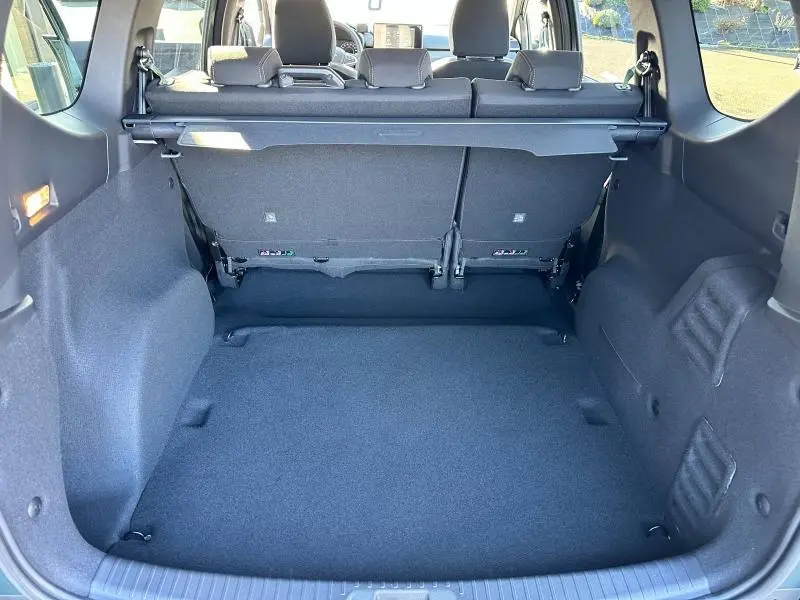 Vue intérieure du coffre spacieux et propre du Dacia Jogger gris Schiste, avec banquette arrière en position verticale.