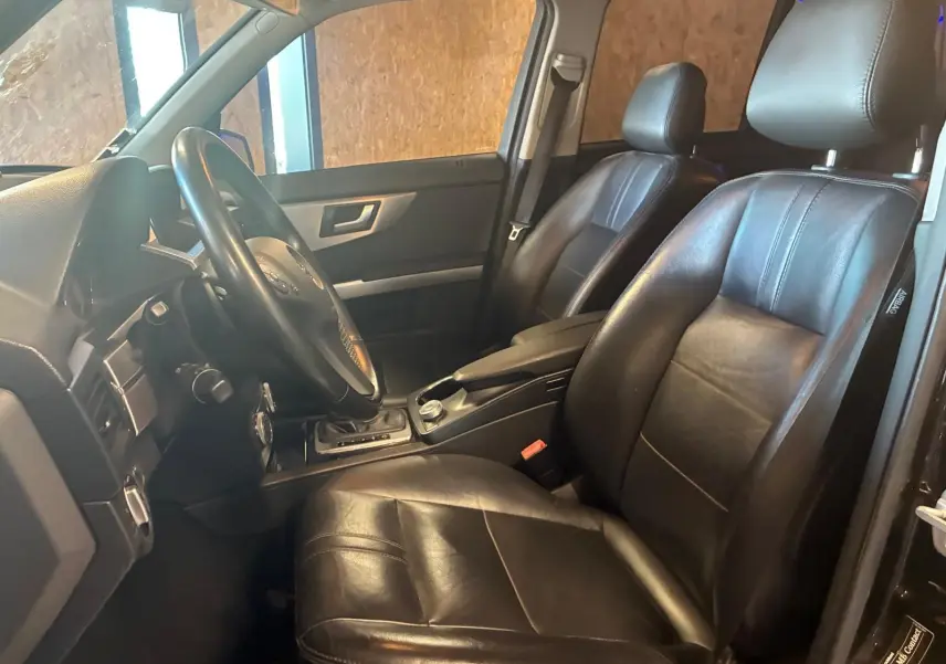 Intérieur noir cuir de la Mercedes GLK 220 CDI, vue côté conducteur montrant sièges et volant.