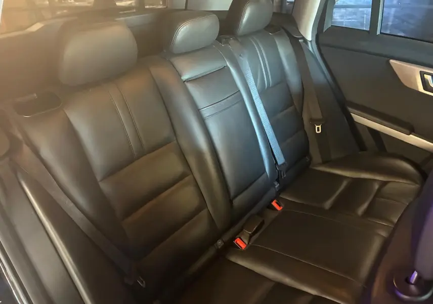 Vue intérieure sur la banquette arrière en cuir noir du Mercedes GLK 220 CDI, avec ceintures et appuie-têtes visibles.