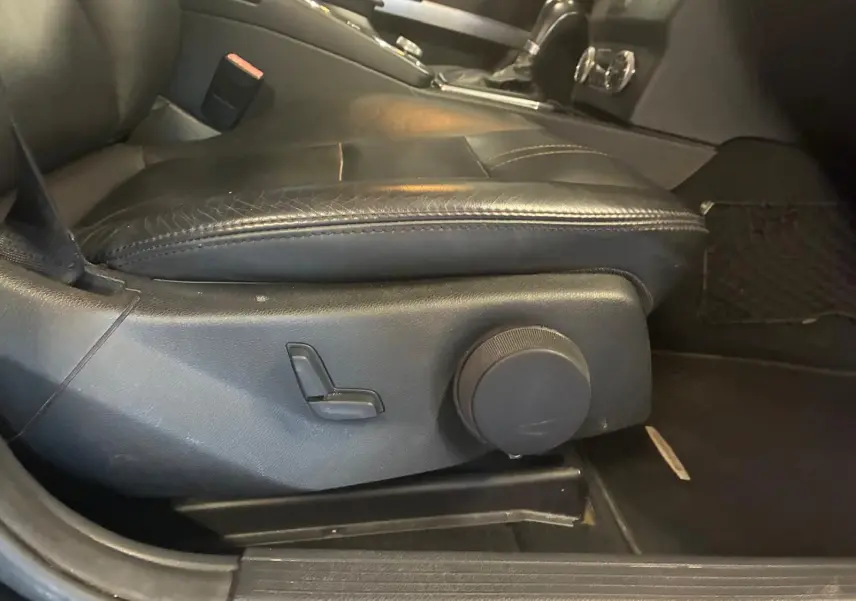 Gros plan sur le siège conducteur en cuir noir avec commandes électriques du Mercedes GLK 220 CDI noir, vue côté gauche.