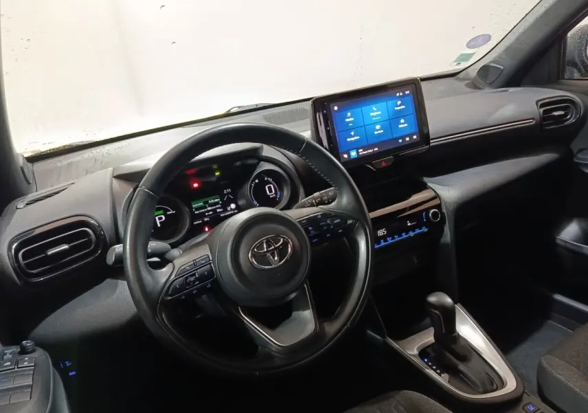 Vue intérieure du tableau de bord et volant cuir de la Toyota Yaris Cross 1.5 Hybrid 2022 avec écran tactile central.