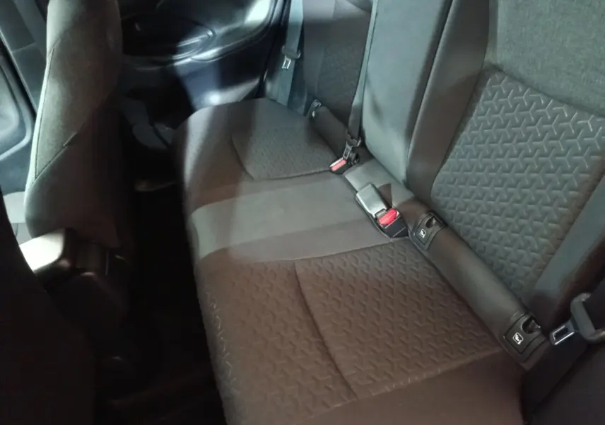 Vue intérieure côté arrière droit montrant la banquette 3 places en tissu gris foncé du Toyota Yaris Cross 2022.