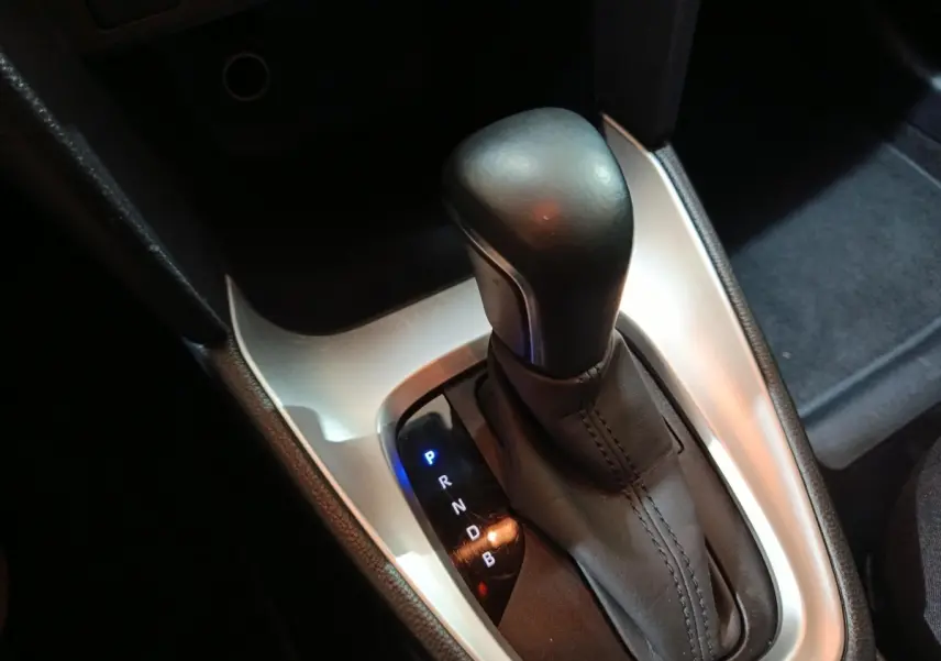 Le levier de vitesse automatique noir et cuir de la Toyota Yaris Cross 1.5 Hybrid 116h Design, vue rapprochée intérieure.
