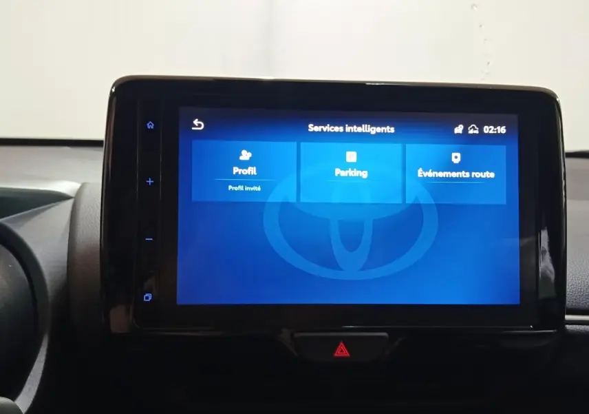 Écran tactile central du tableau de bord de la Toyota Yaris Cross 2022 affichant les services intelligents.