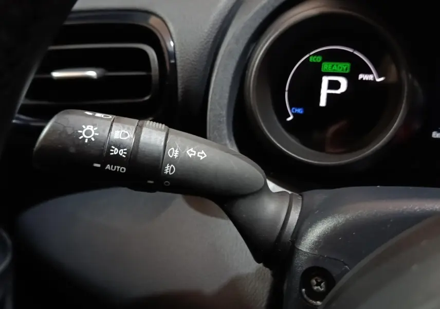 Gros plan sur la commande des phares et clignotants à gauche du volant du Toyota Yaris Cross hybride 2022.