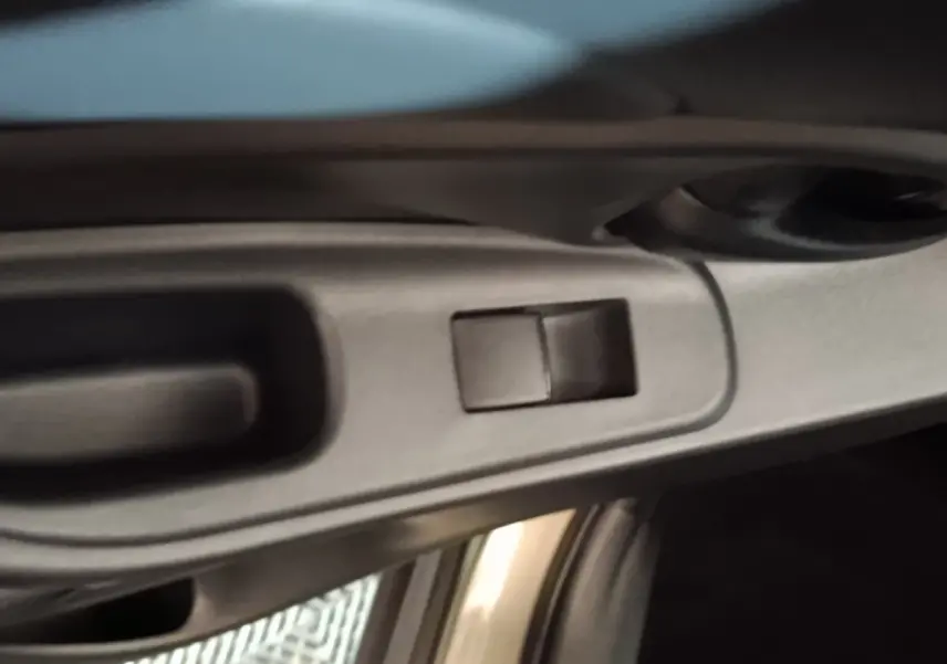 Poignée intérieure de porte avant droite en plastique gris foncé sur Toyota Yaris Cross 2022.