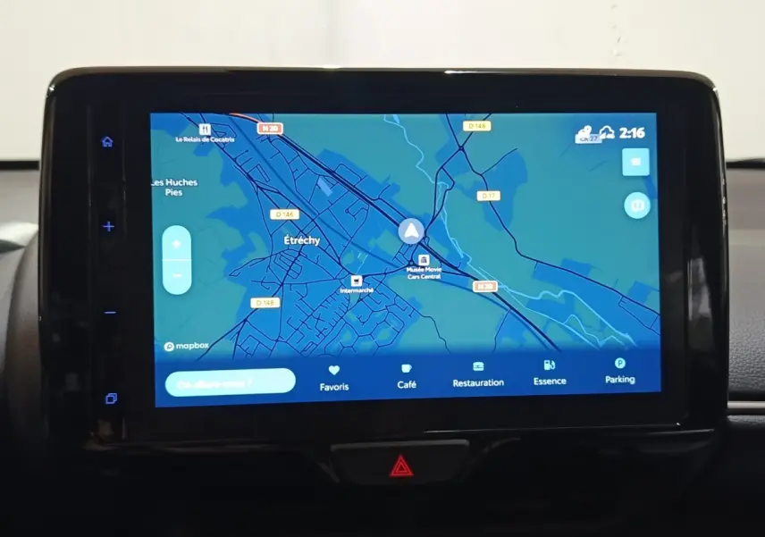 Écran tactile central affichant la navigation 3D dans l’habitacle du Toyota Yaris Cross gris foncé.