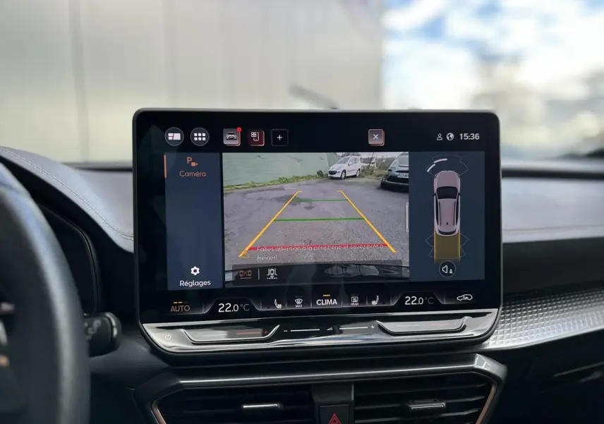 Écran tactile central affichant la caméra de recul dans l'habitacle du CUPRA Formentor blanc Neige.