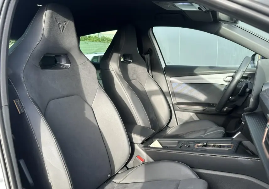 Vue intérieure côté conducteur du CUPRA Formentor 2025 avec sièges baquets suédine noir et volant Supersports cuir.