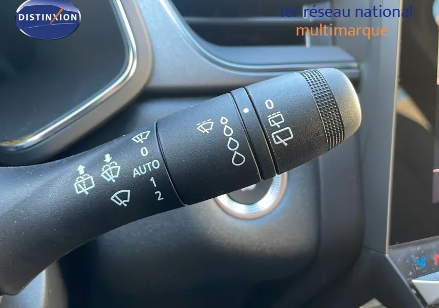 Gros plan sur la commande d'essuie-glace du Renault Captur E-Tech hybride 2025, intérieur noir.