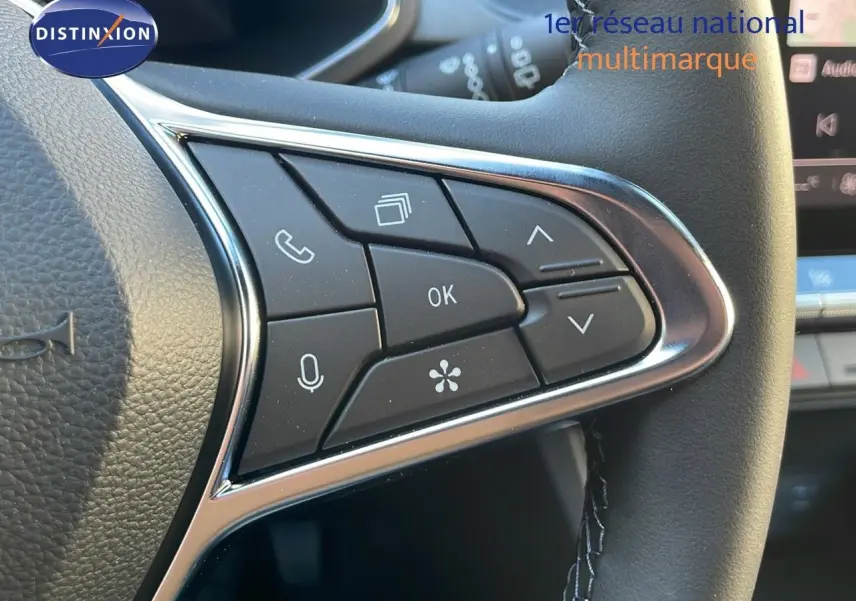 Gros plan sur les commandes multifonctions à droite du volant du Renault Captur E-Tech hybride 2025, finition noire.