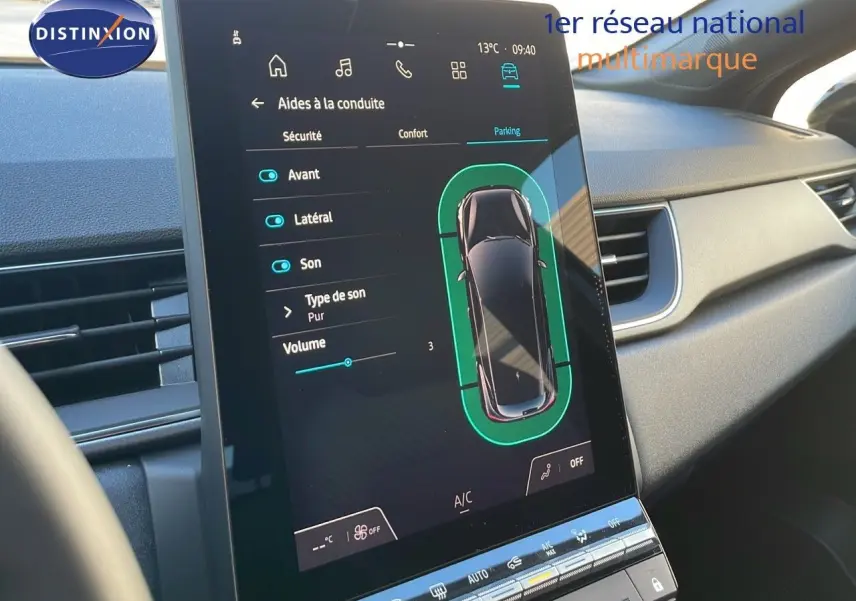 Écran tactile central affichant les aides à la conduite du Renault Captur E-Tech hybride 2025, intérieur noir moderne.