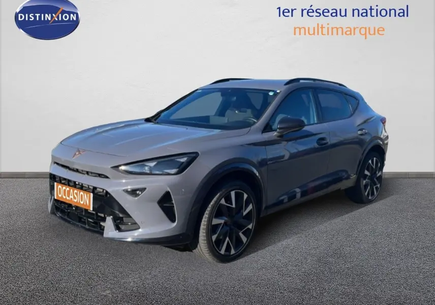 Vue 3/4 avant d'un CUPRA Formentor 1.5 eTSI 150CH DSG7 en gris Graphene avec jantes bi-ton et lignes dynamiques.