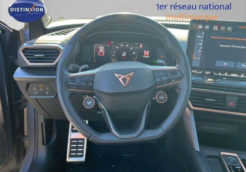 Vue intérieure centrée sur le volant et tableau de bord du CUPRA Formentor 1.5 eTSI 2025 en gris Graphene, avec écran tactile visible.