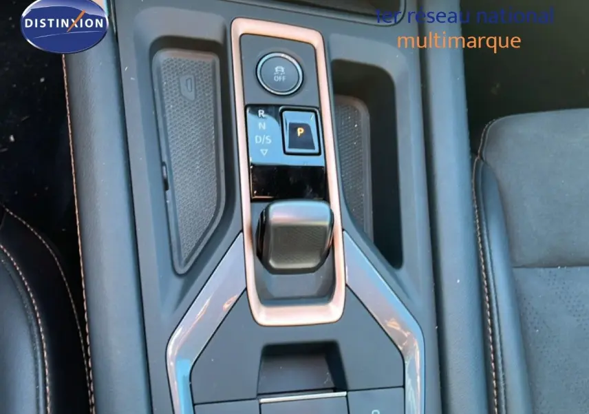 Gros plan sur la console centrale avec levier de vitesses et commandes du CUPRA Formentor 1.5 eTSI 150CH DSG7 couleur Gris Graphene.