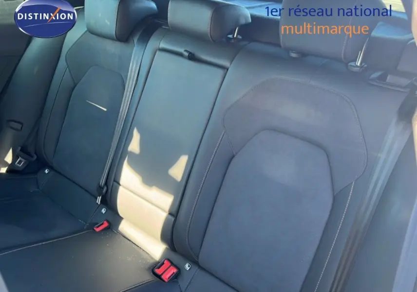 Vue rapprochée des sièges arrière en cuir noir du CUPRA Formentor 1.5 eTSI 2025, avec ceintures de sécurité visibles.