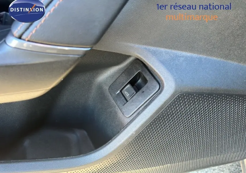 Détail de la commande d'ouverture du coffre sur la porte intérieure côté conducteur d'une CUPRA Formentor gris Graphene.