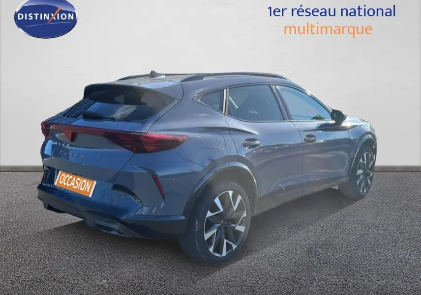 Vue 3/4 arrière droite du CUPRA Formentor 1.5 eTSI 150CH DSG7 en gris Graphene avec jantes bi-ton et feux LED.