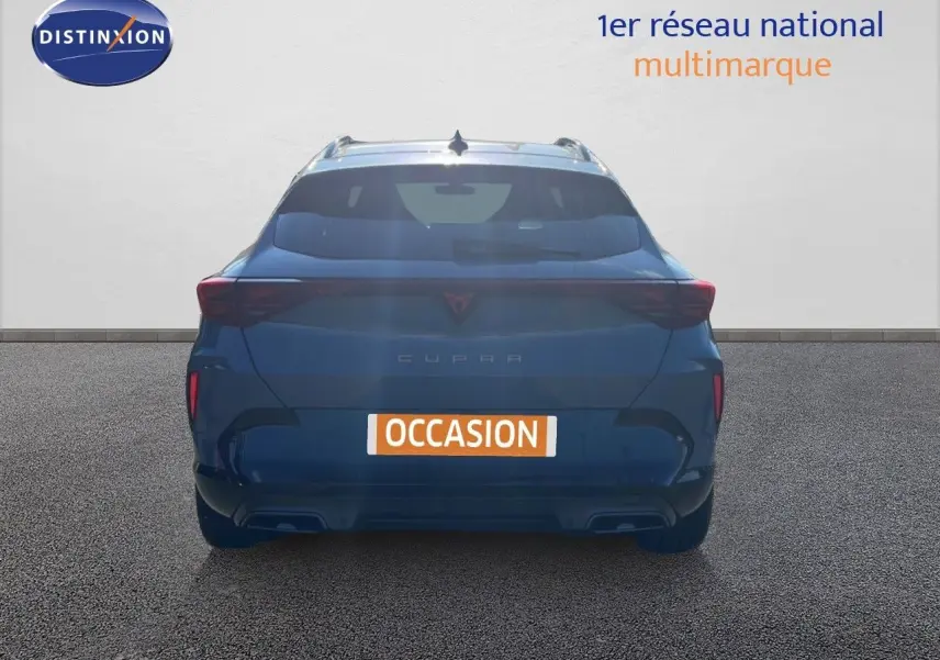 Vue arrière d'une CUPRA Formentor 1.5 eTSI 150CH DSG7 en gris Graphene, avec feux LED et double sortie d'échappement.