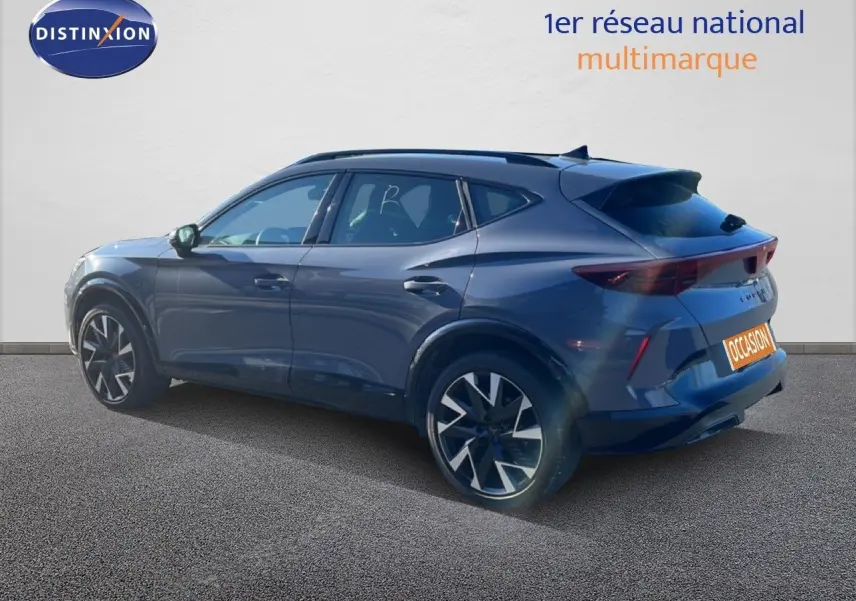 Vue 3/4 arrière droite d’un CUPRA Formentor 1.5 eTSI 150CH DSG7 en gris Graphene avec jantes bi-ton et toit noir.