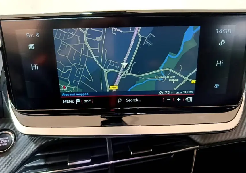 Écran tactile central du tableau de bord du Peugeot 2008 blanc, affichant la navigation GPS en mode 2D.