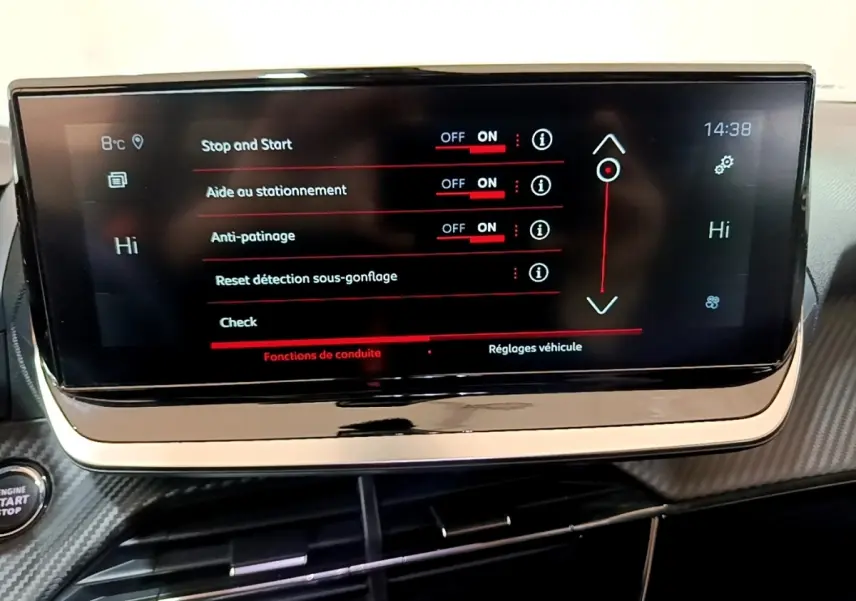 Écran tactile central du tableau de bord de la Peugeot 2008 blanc, affichant les réglages d’aide à la conduite.
