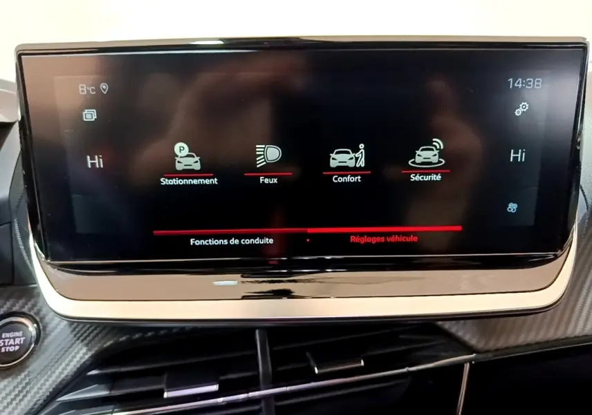 Écran tactile central du tableau de bord du Peugeot 2008 blanc, affichant les réglages de conduite et véhicule.