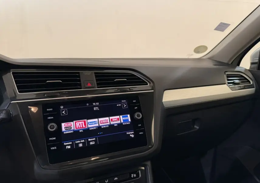 Intérieur du Volkswagen Tiguan 2020, vue du tableau de bord côté passager avec écran tactile et garniture claire.