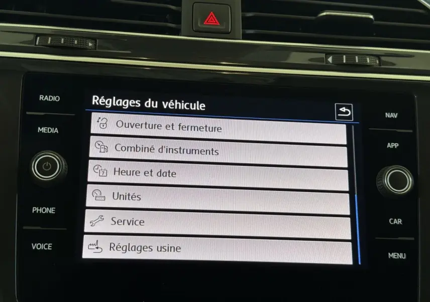 Écran tactile du système de navigation du Volkswagen Tiguan 2020 affichant les réglages du véhicule.