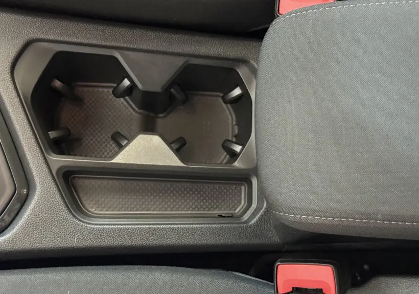 Gros plan sur les porte-gobelets et accoudoir central en tissu gris du Volkswagen Tiguan 2.0 TDI 150 DSG7 Confortline Business.