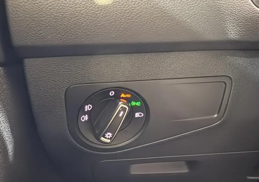 Gros plan sur la commande des phares du Volkswagen Tiguan 2020, bouton rotatif en position automatique.