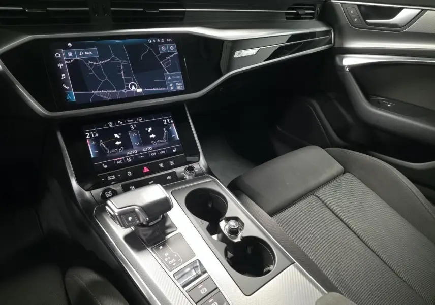 Intérieur noir de l'Audi A6 Avant 2022, vue sur console centrale avec écran tactile et levier de vitesse automatique.