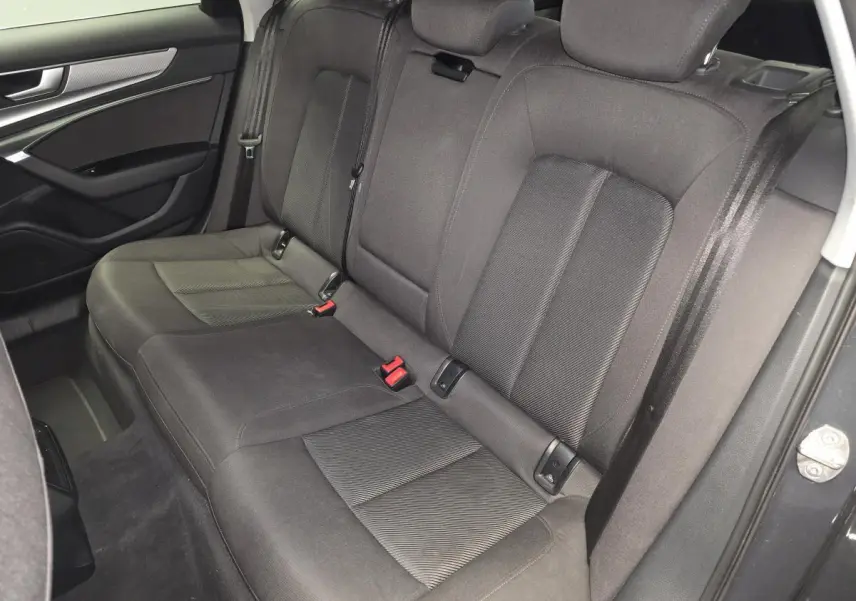 Vue intérieure côté droit des sièges arrière en microfibre gris foncé de l'Audi A6 Avant 2022.