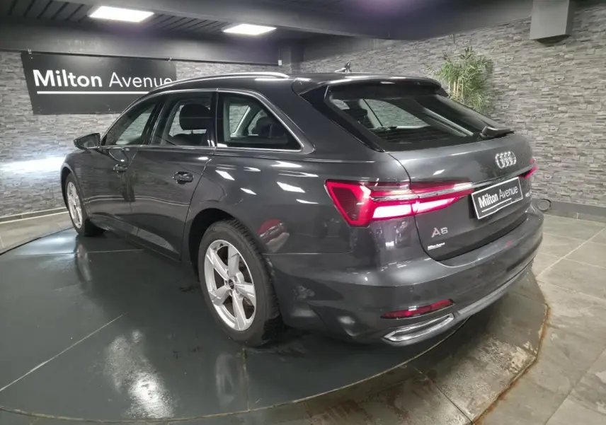 Audi A6 Avant gris en 3/4 arrière droit, avec feux arrière LED et jantes 18 pouces cinq branches.
