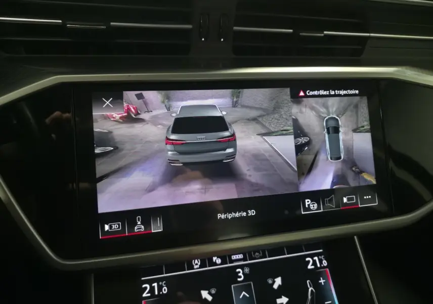 Écran intérieur montrant la vue 3D et panoramique 360° du hayon arrière gris d'une Audi A6 Avant S line 2022.