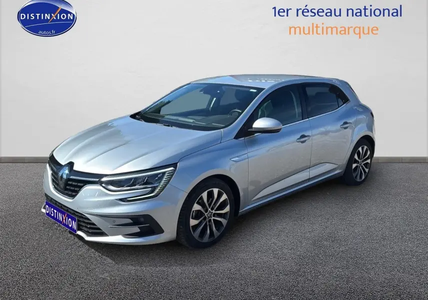 Renault Mégane IV gris Highland vue 3/4 avant droit, jantes alliage 17 pouces et phares full LED.
