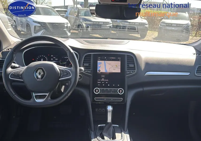 Vue intérieure avant du tableau de bord et volant de la Renault Mégane IV 1.5 Blue dCi gris Highland avec écran tactile central.