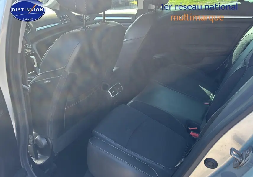Vue intérieure arrière côté gauche montrant les sièges noirs et la portière ouverte d'une Renault Mégane IV gris Highland.