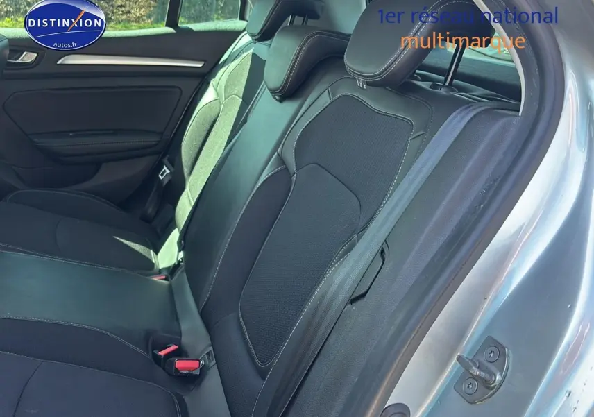 Vue intérieure côté droit sur la banquette arrière noire de la Renault Mégane IV gris Highland 2023.