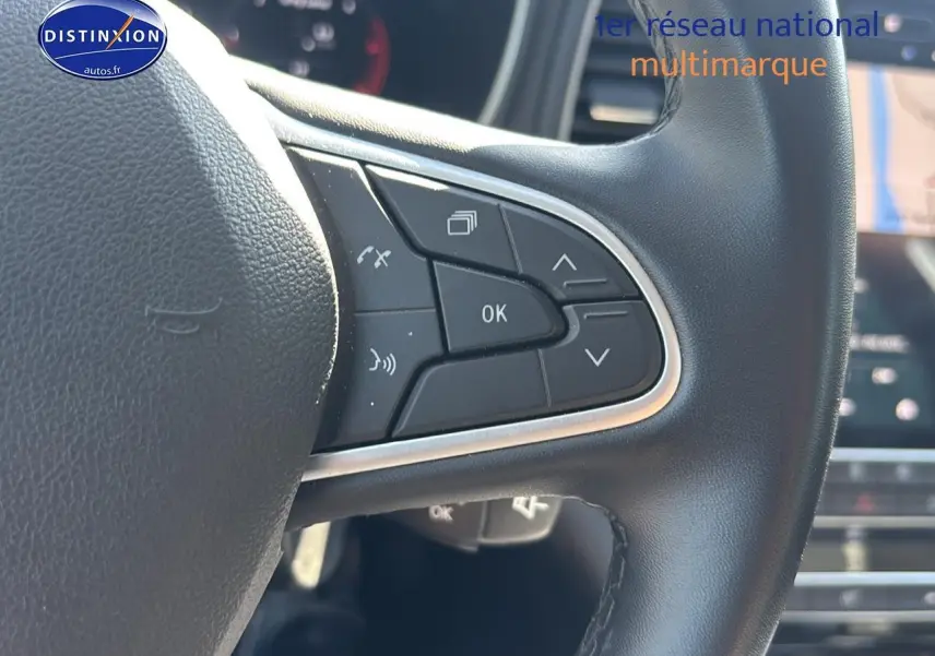 Gros plan sur le volant cuir noir côté gauche d’une Renault Mégane IV 1.5 Blue dCi 115 Techno EDC 2023.