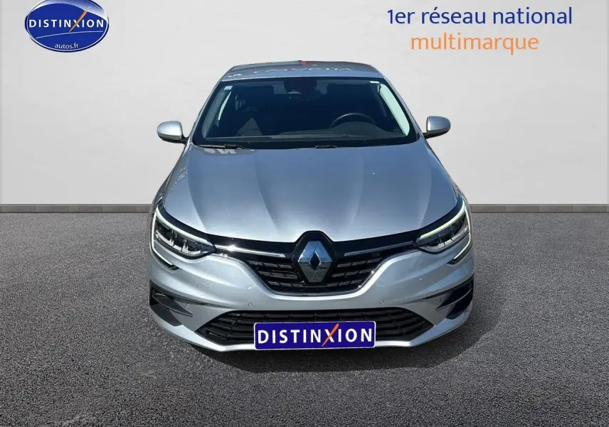 Vue de face d'une Renault Mégane IV gris Highland avec phares full LED et calandre noire brillante.