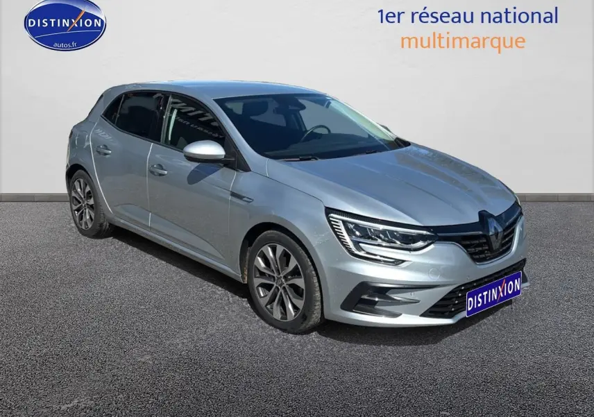 Renault Mégane IV gris Highland vue 3/4 avant droit avec jantes alliage et phares LED Pure Vision.