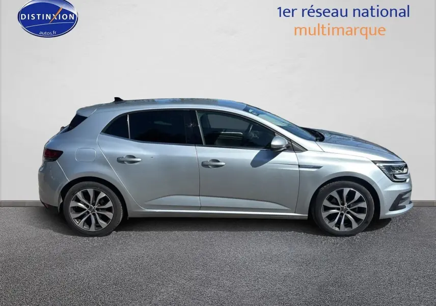Profil droit de la Renault Mégane IV 1.5 Blue dCi 115 Techno EDC gris Highland avec jantes alliage 17 pouces.