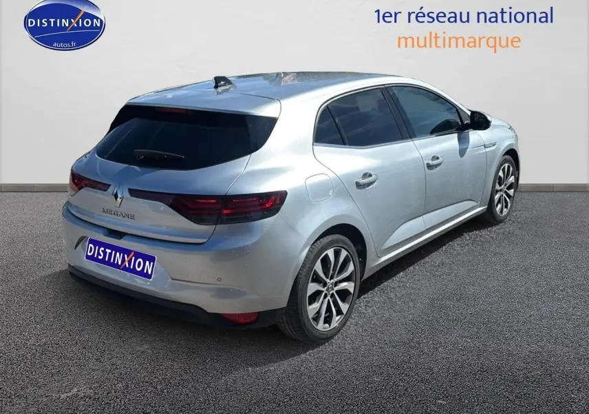 Renault Mégane IV gris Highland vue 3/4 arrière droit avec vitres teintées et jantes alliage 17 pouces.