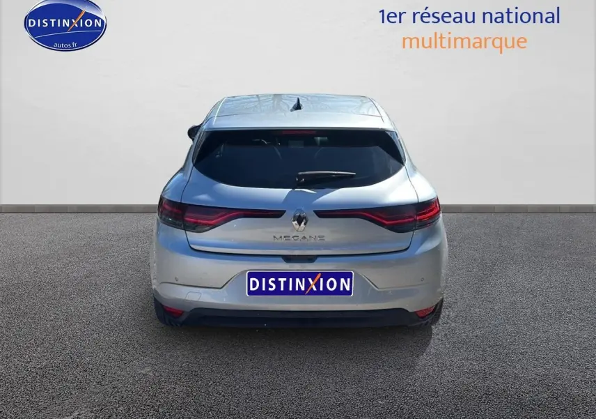 Vue arrière d'une Renault Mégane IV gris Highland 2023 avec feux LED et antenne requin sur le toit.