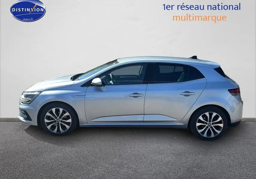 Profil latéral gauche d'une Renault Mégane IV gris Highland avec jantes alliage 17 pouces sur fond neutre.