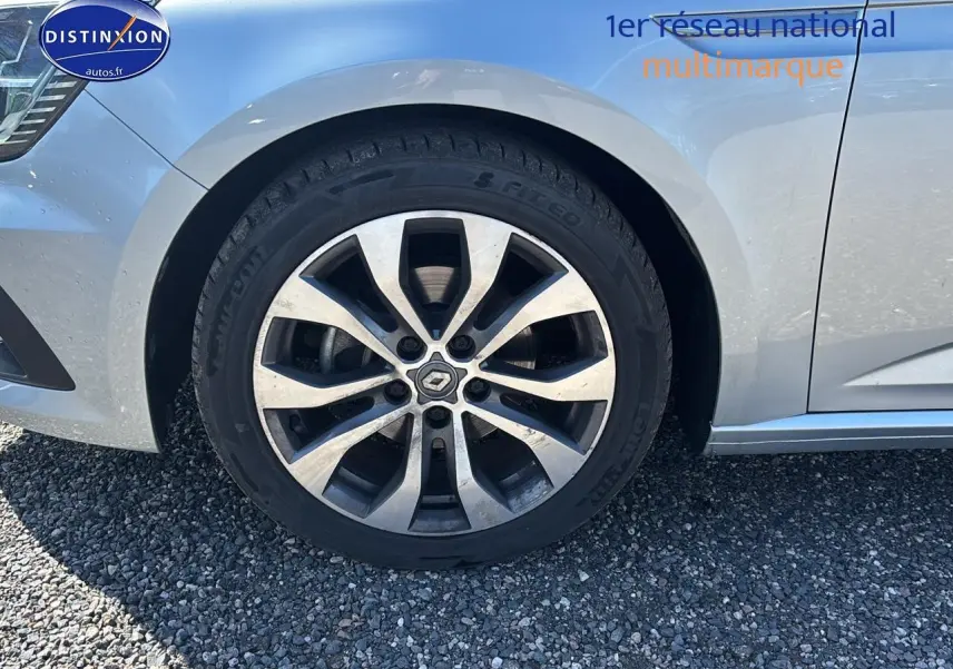 Gros plan sur la jante alliage 17 pouces gris et noir de la Renault Mégane IV gris Highland côté avant droit.