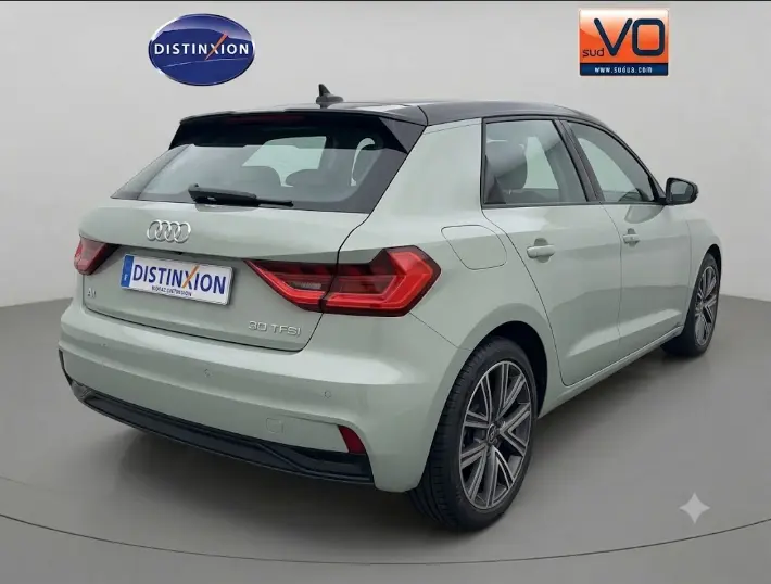 Vue 3/4 arrière droite d'une Audi A1 Sportback gris clair avec toit noir, feux LED et jantes alliage distinctives.