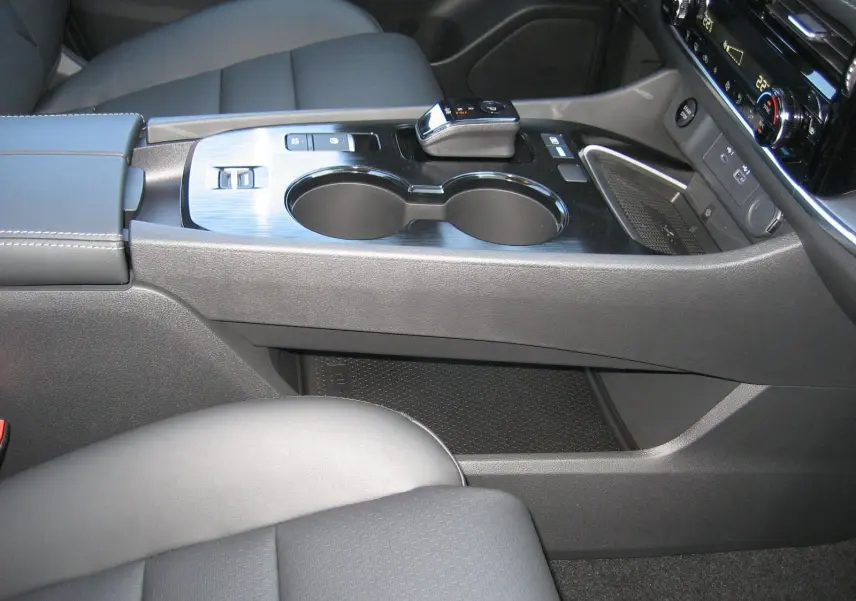 Gros plan sur la console centrale noire du Nissan X-Trail 2026, avec levier de vitesses et porte-gobelets.